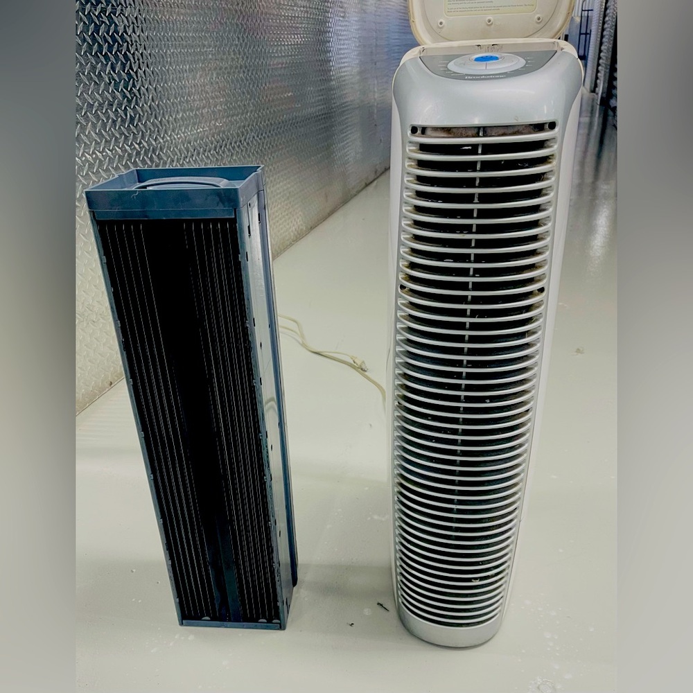 Brookstone Air Purifier / Ionizer . Washable Filter. 14x36” Quiet operation.
